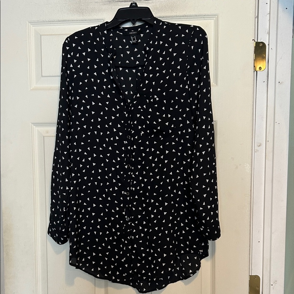 Forever 21 Black and White Long Sleeve Button Down Blouse Size Medium